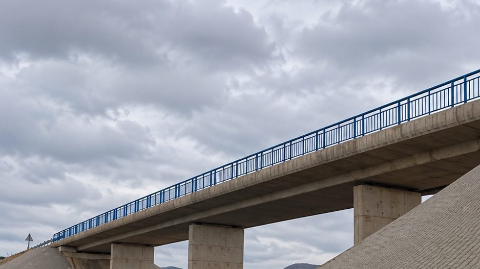 Coffrage et ferraillage d'un ouvrage en béton armé sur chantier